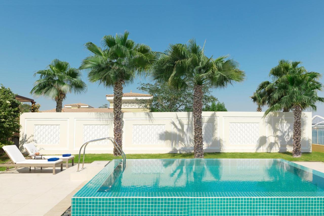 The Ritz-Carlton Abu Dhabi, Grand Canal Hotel Exterior photo A swimming pool in Dubai