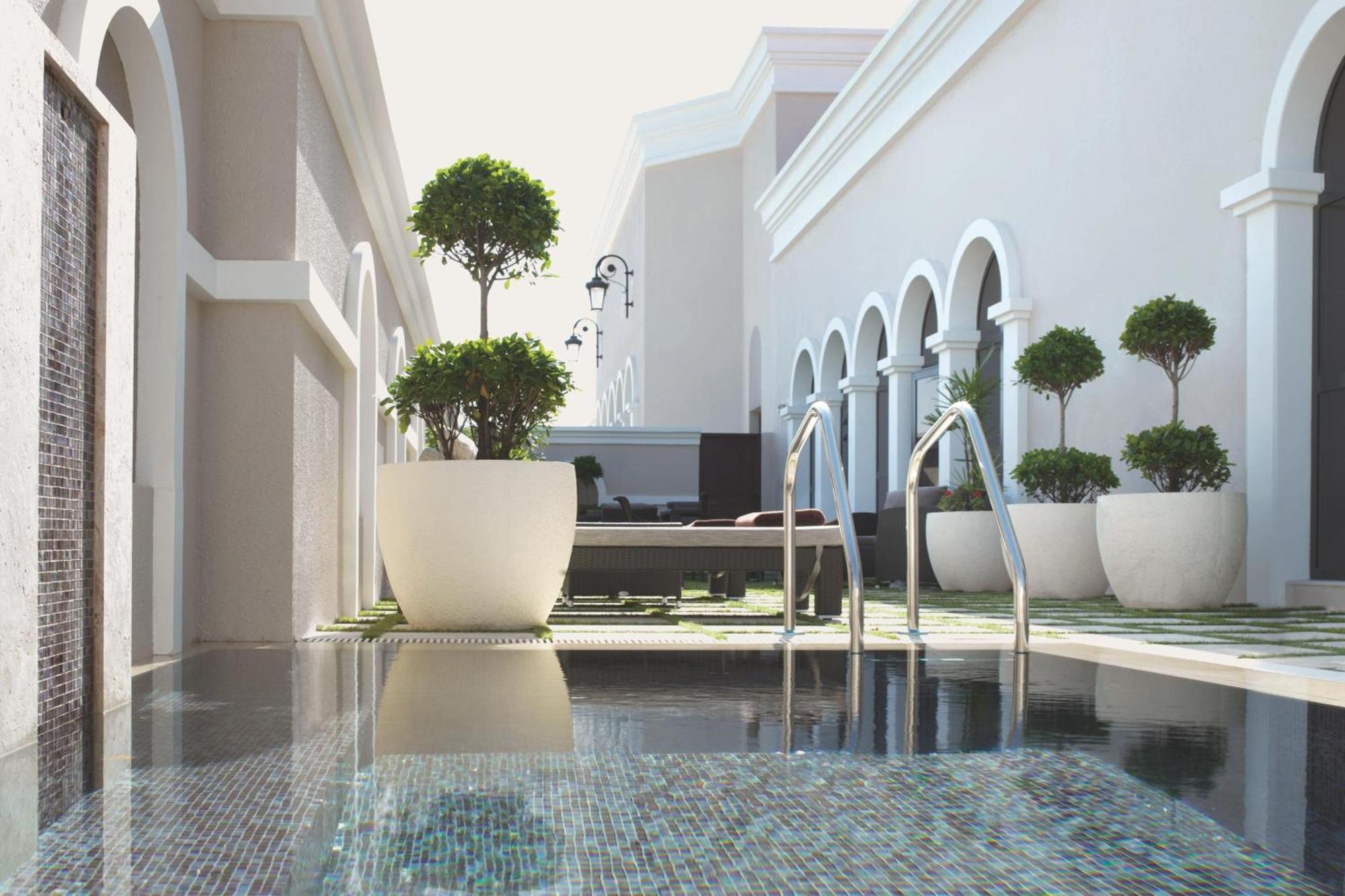 The Ritz-Carlton Abu Dhabi, Grand Canal Hotel Exterior photo The swimming pool at the hotel