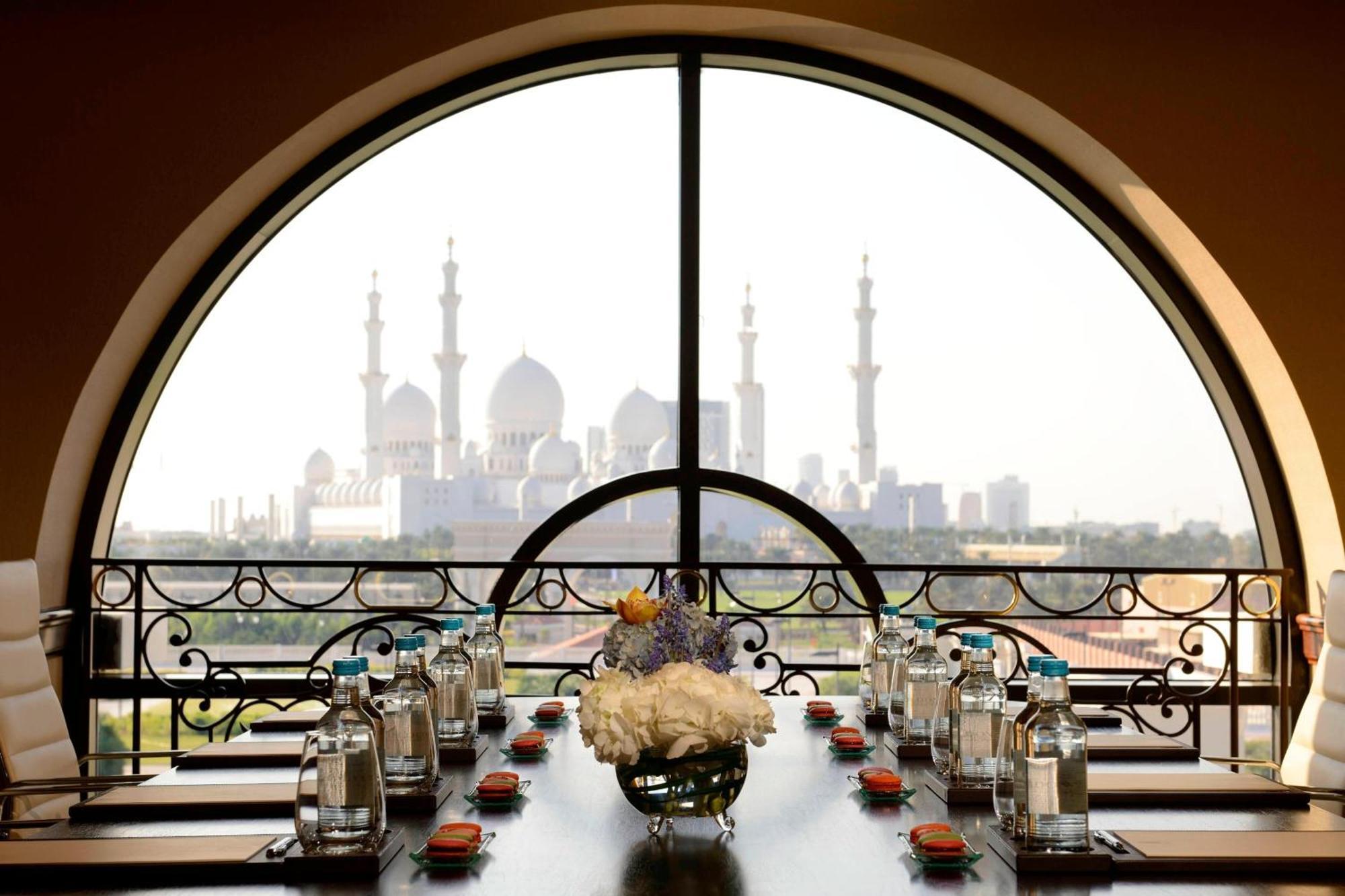 The Ritz-Carlton Abu Dhabi, Grand Canal Exterior photo The Jumeirah Mosque