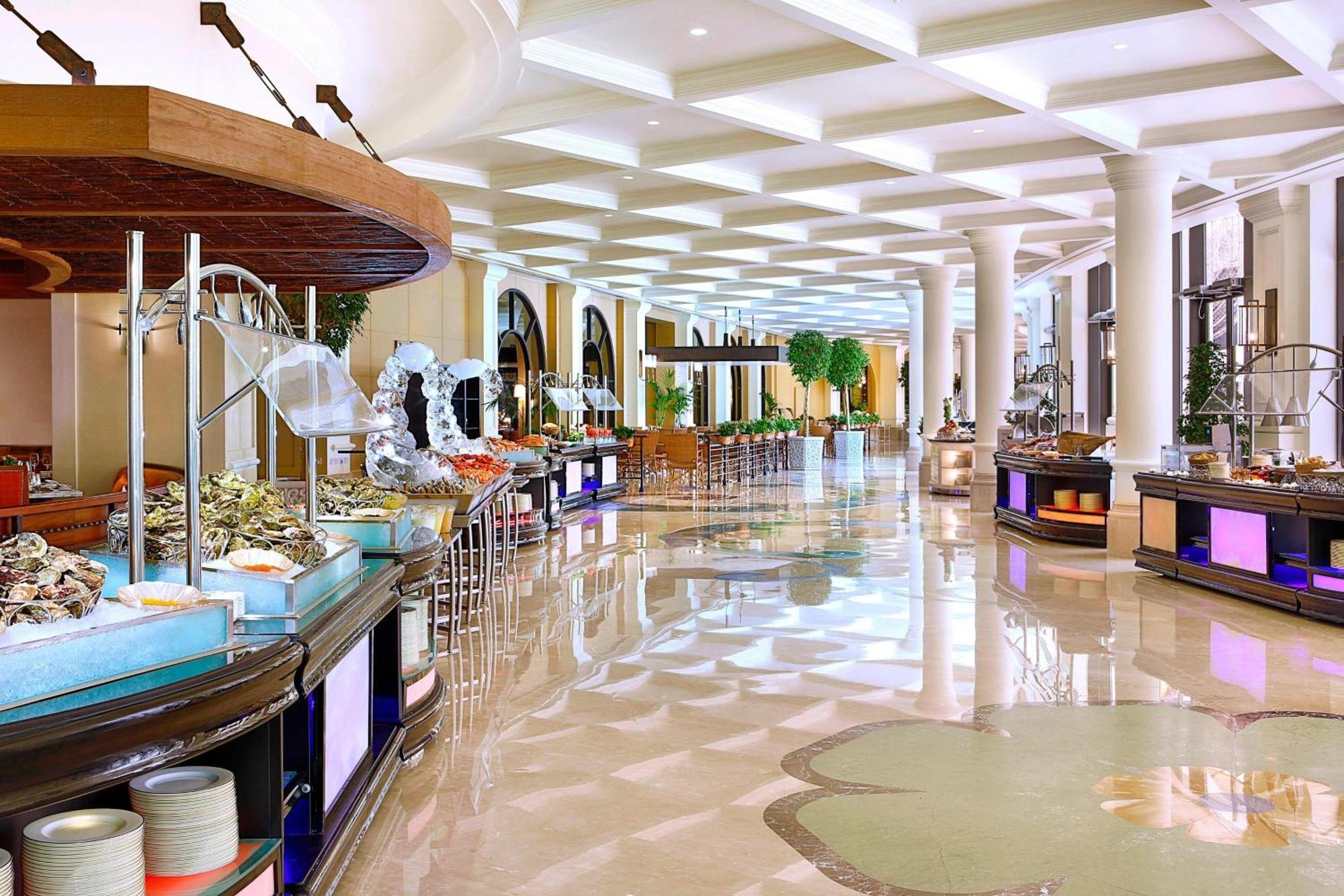 The Ritz-Carlton Abu Dhabi, Grand Canal Exterior photo The buffet at the hotel