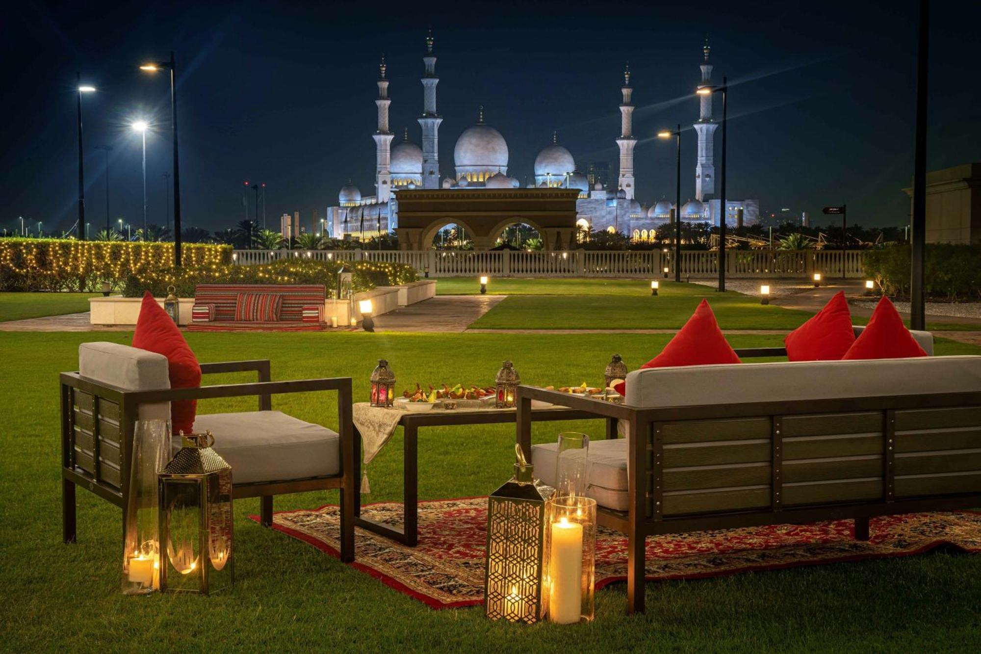 The Ritz-Carlton Abu Dhabi, Grand Canal Exterior photo The Palace Downtown Dubai