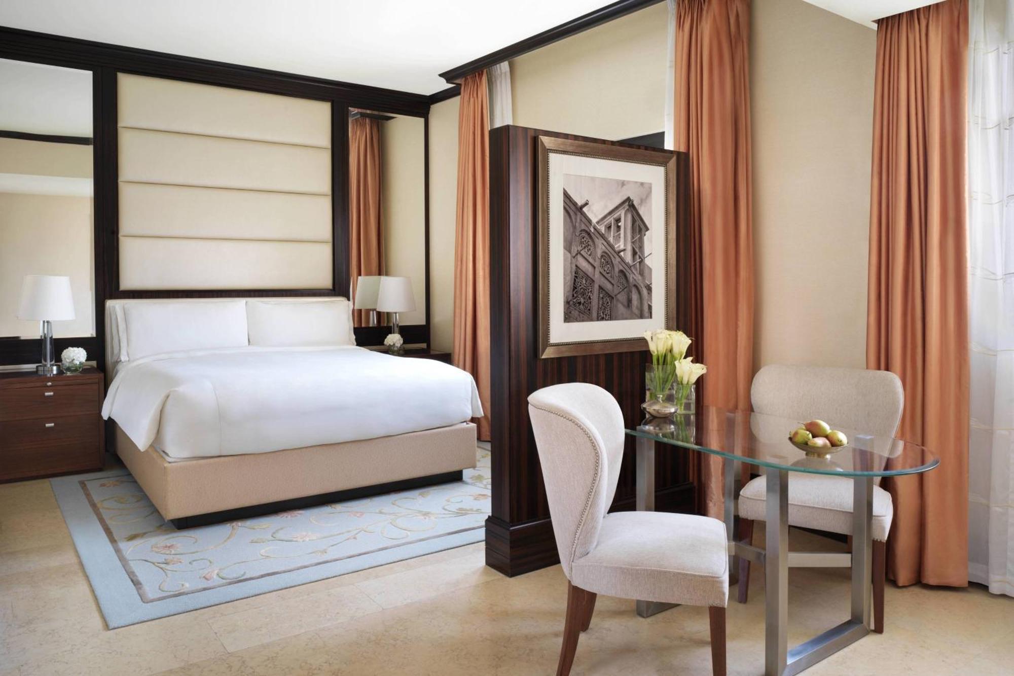 The Ritz-Carlton Abu Dhabi, Grand Canal Exterior photo A bedroom at the Four Seasons Hotel