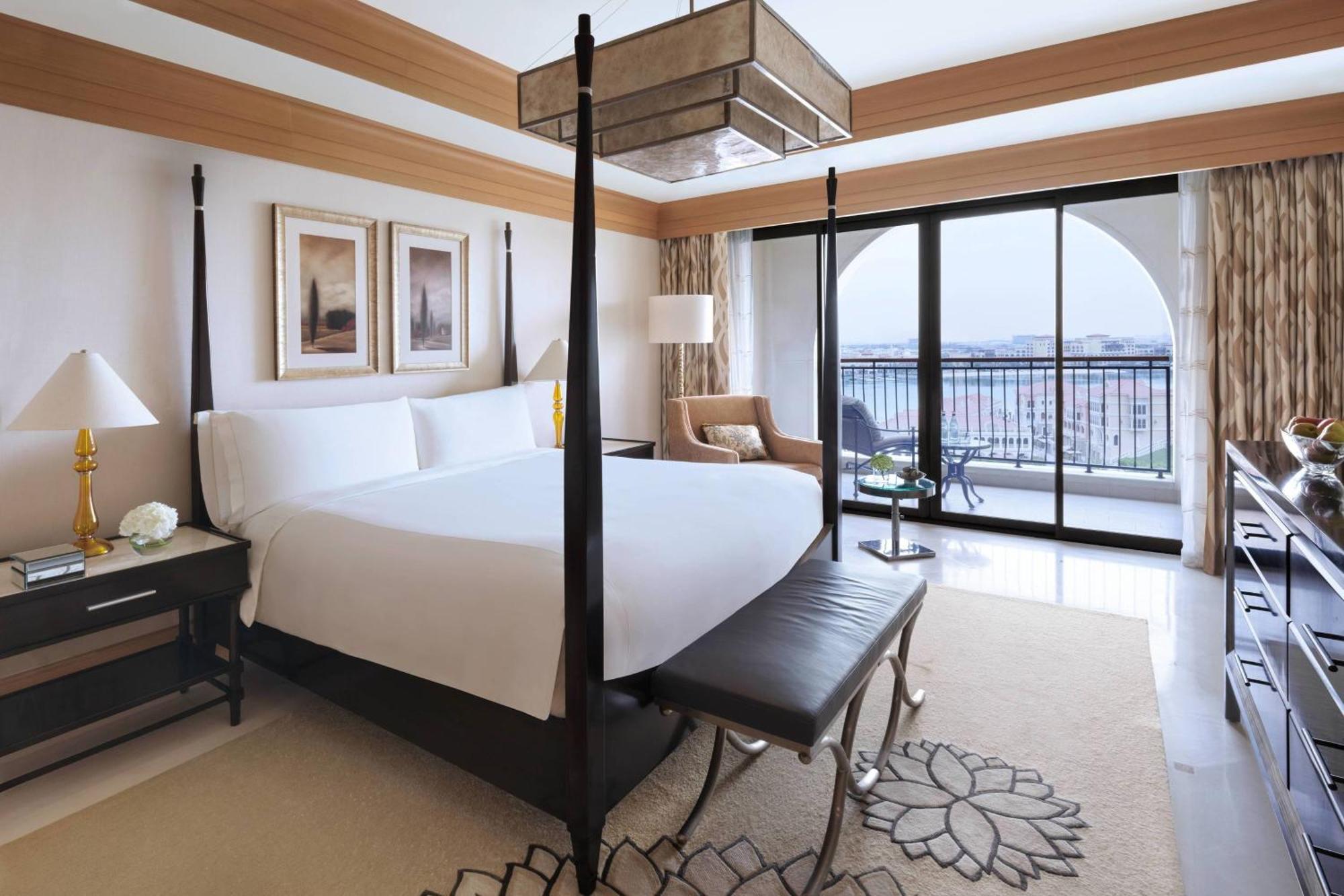 The Ritz-Carlton Abu Dhabi, Grand Canal Exterior photo A bedroom at the Four Seasons Hotel