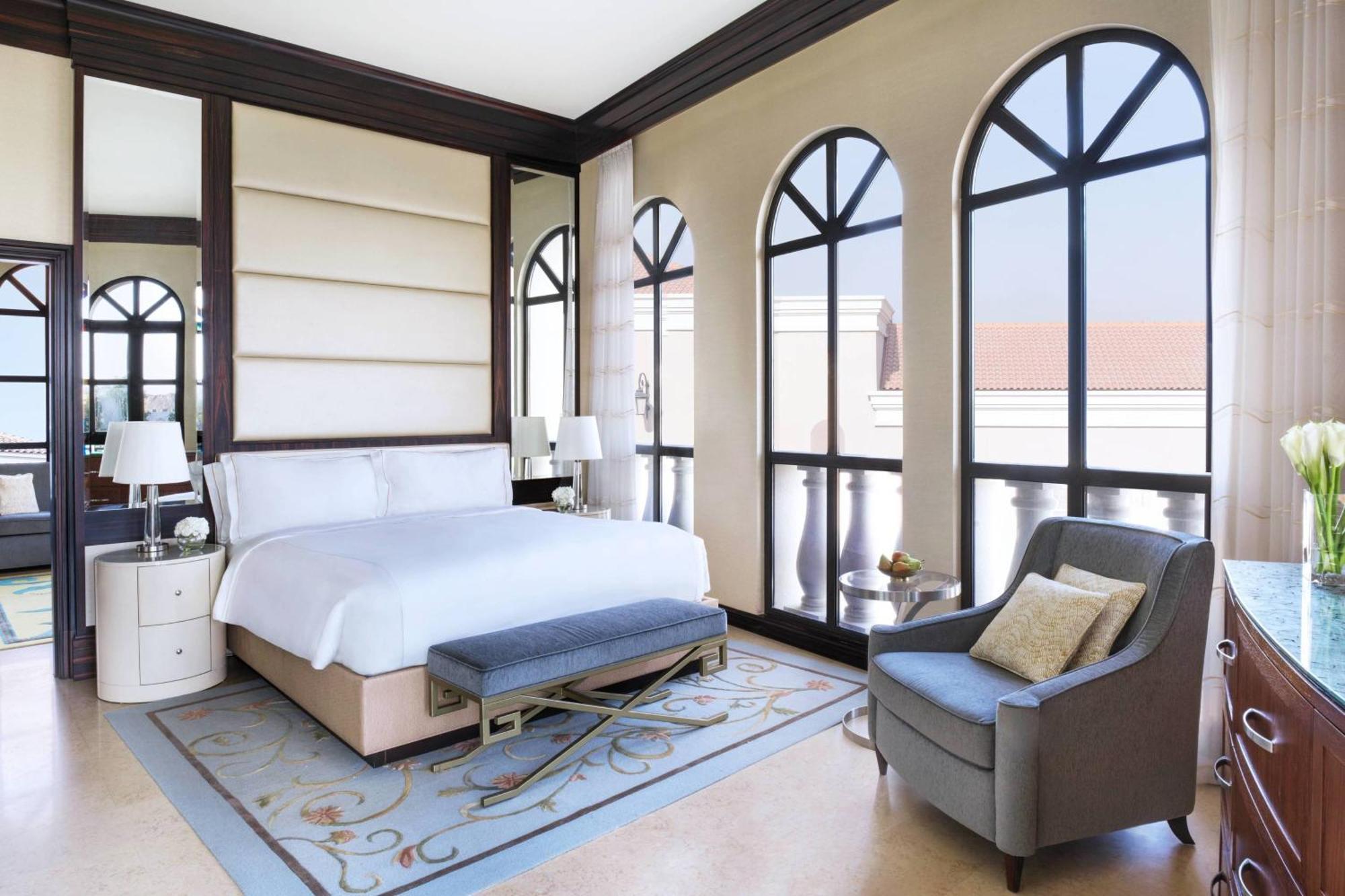 The Ritz-Carlton Abu Dhabi, Grand Canal Exterior photo A bedroom at the Jumeirah Emirates Towers Hotel